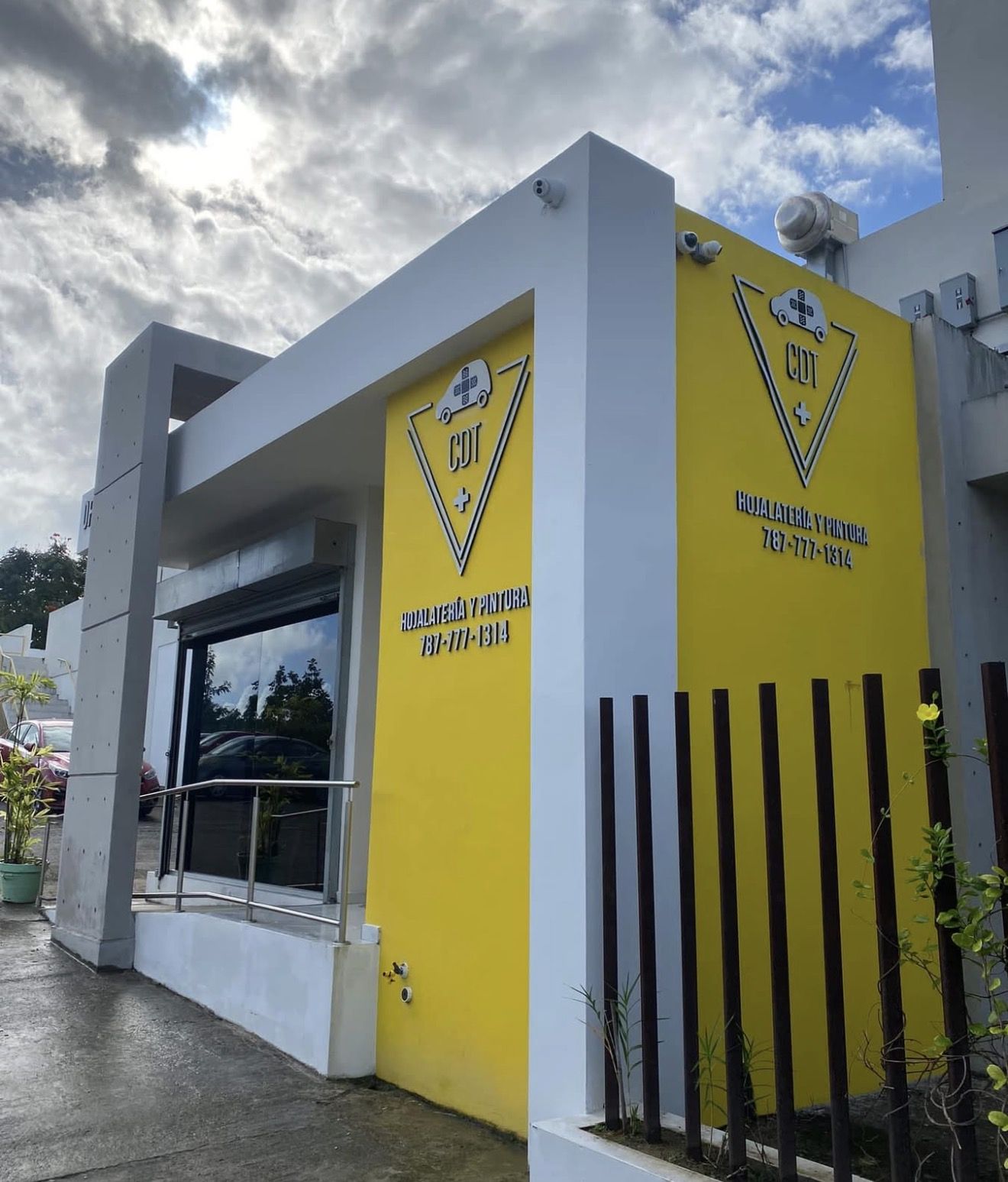 Fachada de CDT Auto Collision, taller de hojalatería y pintura en San Juan, Puerto Rico